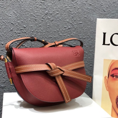 LOEWE羅意威 专柜官网主推最新颗粒纹GATE BAG 蝴蝶结不仅是装饰，也是包盖的唯一插口。全包只有一个带品牌精致logo 的子弹头式黄铜插鞘，没有其他五金配件，完全是高大上的西欧传统皮革工艺性和设计风格，So 自重轻