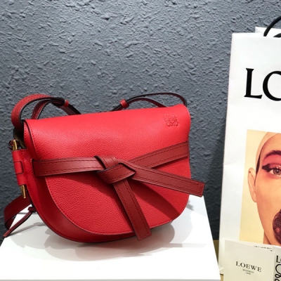 LOEWE羅意威 颗粒纹GATE BAG 蝴蝶结不仅是装饰，也是包盖的唯一插口。全包只有一个带品牌精致logo 的子弹头式黄铜插鞘，没有其他五金配件，完全是高大上的西欧传统皮革工艺性和设计风格，So 自重轻便，肩带调节长度