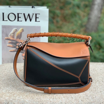 LOEWE羅意威 Puzzle 限量定制 官網專櫃最新款 創意總監喬納森·安德森 為羅家推出的首次亮相手提包。長方形形狀和精確的切割技術創造了 puzzle 獨特的幾何線條 顏色對比鮮明，帶有精巧編織的頂部提手 可拆卸，可