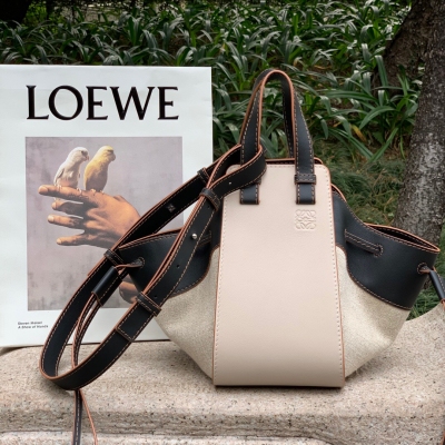 LOEWE羅意威 hammock吊床包 獨家新色上線 黑白拼布 吊床包的隨性真的是恰到好處 慵懶自然，優雅氣質型 多種背法於一身 側邊是帆布拼接款，很有質感又帶了一些特別 更加與眾不同，十分有設計感啦 老羅家本身就是比較低