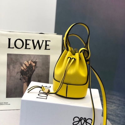 LOEWE羅意威 全新超迷你Nano Balloon 以柔軟napa小牛皮為材質，穩固的圓形底座之上，小牛皮內袋被堅實皮革外層所溫柔包裹。硬挺廓形中，亦不失柔軟質地！浪漫告白日，放飛氣球傳遞愛語 I LOEWE YOU 尺