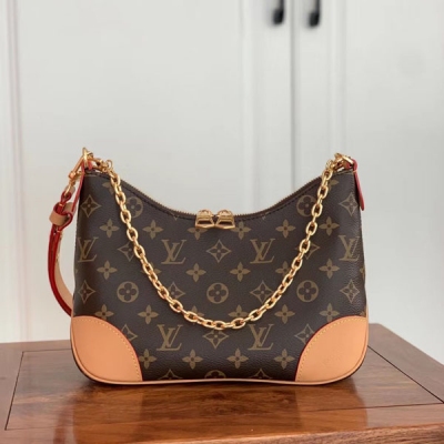 LOUIS VUITTON LV路易威登 M45832老花黃皮 Odeon 小號手袋，以 Monogram 帆布和加固皮革邊角傳遞復古意味。可調節肩帶便於肩背或斜挎，輕啟拉鍊即可取放隨行物品。尺寸：2