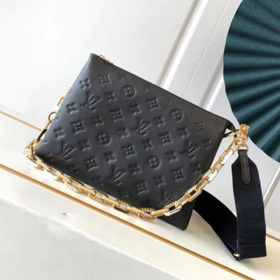 LOUIS VUITTON LV 路易威登 路易威登 M57790 M57793 Coussin 小號手袋于 2021 春夏時裝秀大放異彩。Monogram 壓紋蓬鬆綿羊皮打造靠枕構型，為簡約設計注入