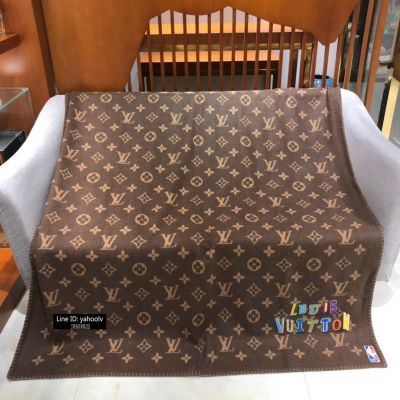 LOUIS VUITTON LV 路易威登 × NBA Letters毯子 LV新款限量NBA聯名 毯子和靠墊真的是超級推薦！買了絕對覺得超值！六月份剛發佈的Louis Vuitton × NBA 2