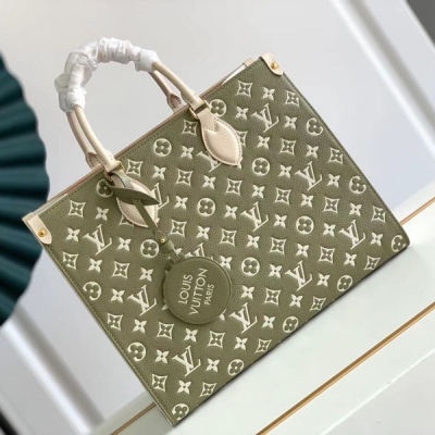 LOUIS VUITTON LV 路易威登 M45595 M46060 M46128本款 OnTheGo 手袋取材 Monogram Empreinte 牛皮革，其經典 Monogram 圖案先後經過