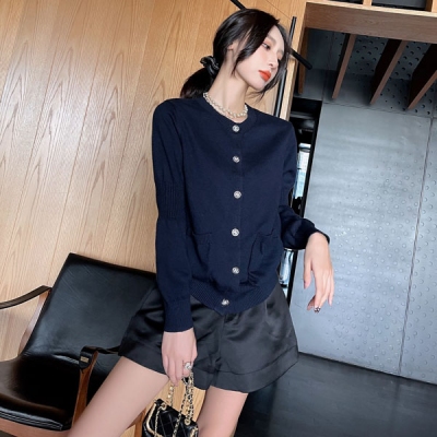 Chanel香奈兒 2021fw 早秋款羊毛針織衫藏藍色非常大氣的顏色低調又高級 精選百分百羊毛成分親膚舒適 雙層燈籠袖非常有層次感 優雅浪漫 開模定制的漸變色紐扣精美大牌 最受貴婦喜愛的H版型顯瘦百搭 經久耐穿不乏設計感的日常款 現貨發售
