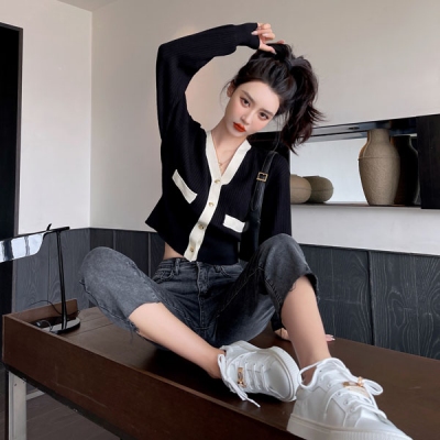 Chanel香奈兒 2021fw 早秋款紐扣開衫簡約時髦辣妹必備單品 A字版型藏肉顯瘦 加寬的底邊視覺收緊腰部線條巨顯腿長！單穿搭配連衣裙都很百搭 現貨發售 SML