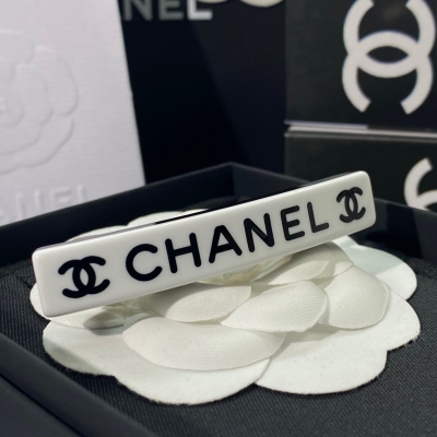 Chanel香奈兒 小香風髮夾精緻美觀。做工精緻，整體造型優雅出眾，同時融合眾多元素