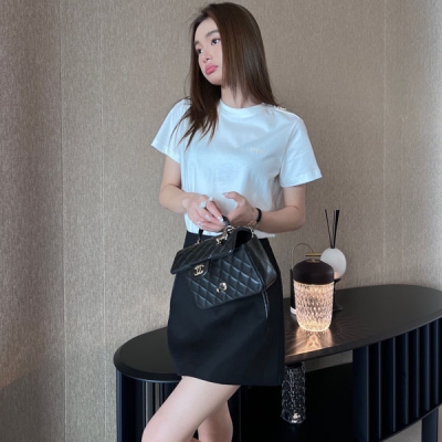 Chanel香奈兒 2022夏季最新款 現貨供應 T恤作為一年四季必備單品 香香家獨特新穎的設計+實穿性兼備 上身效果無疑能輕鬆斬獲大家的歡心 定制原版進口160g 100%棉 細膩高端 定制手工編織五金拼皮鏈條雙C肩章 定染紗線德國機立體