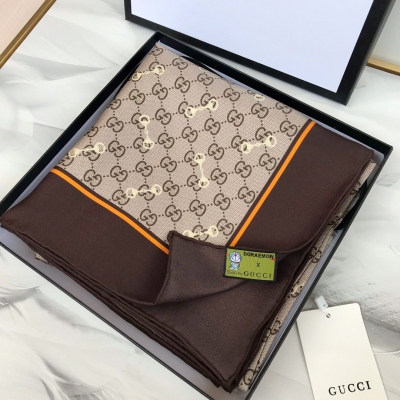 GUCCI古馳 極致女人味gucci高端真絲系列滿滿的gu rLady風 這樣的設計魅力無敵真的很適合日常搭配這款絲巾真的是超級柔軟，色調非常柔和，高級感十足 看圖都能品出123 90x90cm奢華質感精細圖案一展無疑