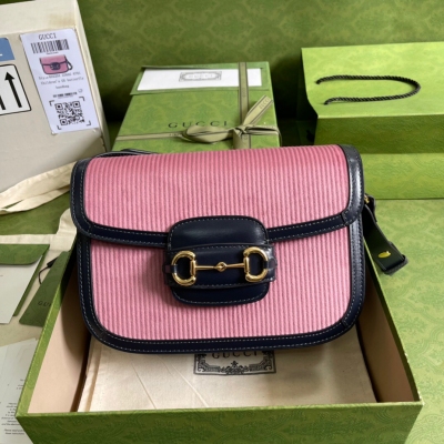 Gucci 馬銜扣1955系列這款Gucci 馬銜扣1955系列手袋採用粉色燈芯絨面料製作，搭配別致的藍色皮革滾邊，令典藏設計煥發出新的魅力。這款手袋承襲六十餘年前單品的線條與造型設計，將經典細節與現代精神巧妙融合，突顯品牌
