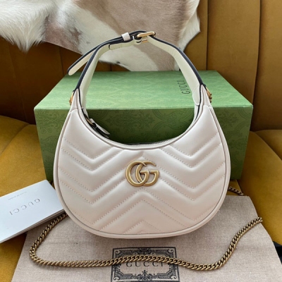GUCCI古馳 原廠皮 Gucci 699514復古元素糅合典藏設計或時尚細節呈現超越時空限制的煥新設計。處處呈現品牌對於過往歷史的深深迷戀這款小巧配飾也不例外。材質採用專櫃質感柔軟天然顆粒飽滿牛皮與市面高級光滑亮面古銅五金