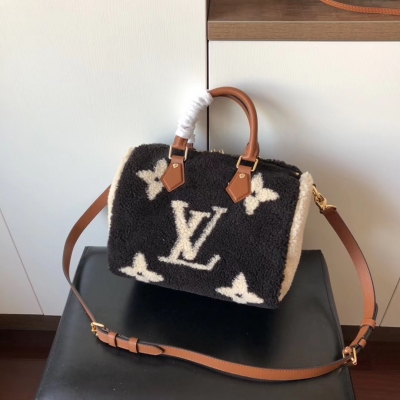 LOUIS VUITTON LV路易威登 頂級原單絨毛系列來襲Speedy 手袋Teddy collection m55422到貨 speedy的具有圓潤造型，內部空間寬敞，是攜帶您日常隨身必需物品的