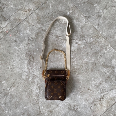 LOUIS VUITTON LV路易威登 Utility Phone Pocket 手機包M80746以 Monogram 帆布裁出靈活構型，為多款智慧手機提供隨行之所。拉鍊袋穩妥收納卡片、現金或鑰匙