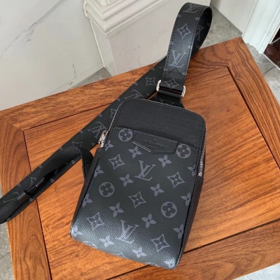 LOUIS VUITTON LV路易威登 Taigarama 系列全新推出此款 Outdoor 單肩包M30741，採用柔韌 Ta?ga 皮革和經典帆布塑造動感構型。尺寸恰宜容納隨行所需，前袋可放置耳