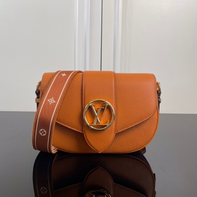 LOUIS VUITTON LV路易威登 M58969金橘色 頂級原單 LV Pont 9 Soft 手袋採用粒面小牛皮裁出圓潤構型，搭配絲滑牛皮內襯。寬幅肩帶的兩面經過獨立縫製再由手工拼合，其上綻放