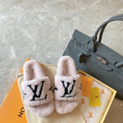 LOUIS VUITTON LV路易威登 驢牌新款羊皮毛一體羊羔毛拖鞋，超溫暖的感覺，穿上仿佛踩在雲朵上，羊毛LOGO讓這雙毛拖身價陡增！鞋底是原版開模的防滑橡膠大底，鞋底有一定厚度，舒適度極佳！si