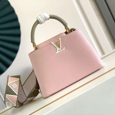 LOUIS VUITTON LV路易威登 M58610 M94755 BB 本款 Capucines BB 手袋取材 Taurillon 皮革，為寬幅肩帶一面刺繡路易威登標識，另一面借喀喇昆侖山脈之名