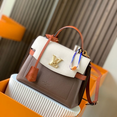 LOUIS VUITTON LV路易威登 特級精品原廠皮M53937深灰褐配珍珠白 Lockme Ever BB手袋濃縮精髓，以 BB 尺寸優雅容納日常所需。柔軟小牛皮塑造翻蓋設計與流暢線條，釋放摩登