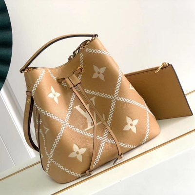 LOUIS VUITTON LV 路易威登 M46023 M56888本款 NéoNoé 水桶包取材柔軟 Monogram Empreinte 皮革，以印花、壓紋和刺繡呈現別致圖案，致敬品牌硬箱絎縫內