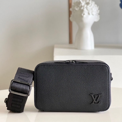 LOUIS VUITTON LV 路易威登 M59161黑 男士相機包 ALPHA WEARABLE 手袋 本款 Alpha Wearable 手袋取材粒面牛皮革和金屬件，配有可拆卸或調節的肩帶。風琴