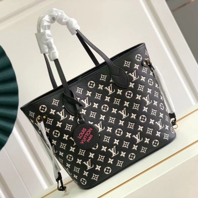 LOUIS VUITTON LV 路易威登 M45686 M46102 作為 Monogram Empreinte 系列成員，此款 Neverfull 中號手袋為柔軟牛皮革矚目壓印 Monogram 