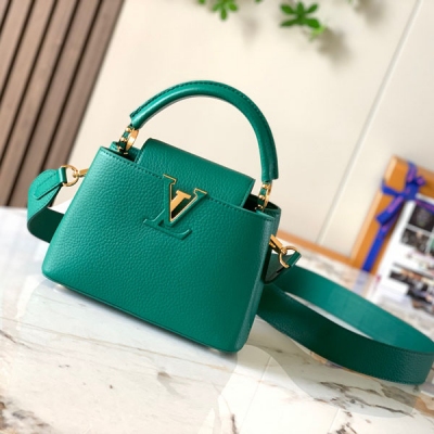 LOUIS VUITTON LV 路易威登 特級精品原廠皮 M59433 M59434 深綠色金扣 本款 Capucines BB 手袋以全粒面牛皮革塑造 Capucines 系列的小巧尺寸，搭配 L