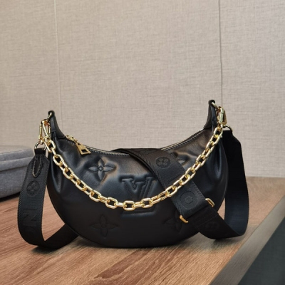 LOUIS VUITTON LV 路易威登 M59799黑 Over The Moon 月亮手袋採用豐盈絎縫牛皮革塑造靈活構型，再以 Monogram 刺繡注入莊重氣息。巧用可調節肩帶和鏈條，肘挎、短