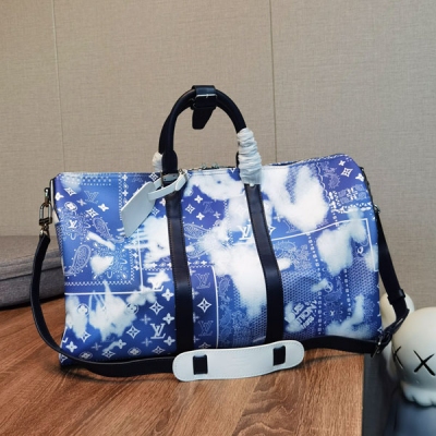 LOUIS VUITTON LV 路易威登 M20558 KEEPALL BANDOULIèRE 50 藍色Monogram Bandana圖案以獨特的漂染效果呈現，為這款以柔軟皮革及經典線條製作的K