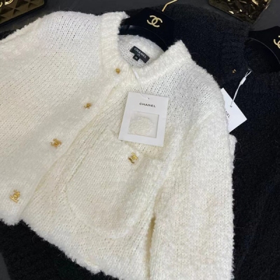Chanel香奈兒 Vintage中古款小泰迪針織開衫實物超美溫柔可愛的少女感 金色紐扣裝飾細節滿分 略微寬鬆的版型秋冬穿一件內搭完全沒問題 顏值滿分