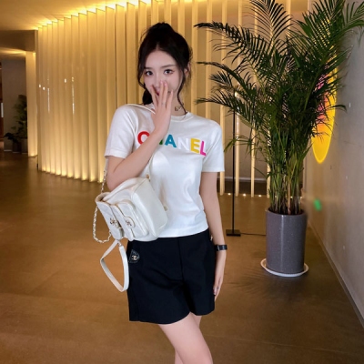 Chanel香奈兒 2022ss 糖果色膠印針織短袖經典小香風 甜美可愛 風格大氣簡潔看似慵懶卻能極大程度地包容身體 帶來自在舒適的時髦造型 隨意搭配一雙小白鞋都是優雅的小香女孩 所謂衣服帶給人的優雅力量 過分美麗了各位！SML