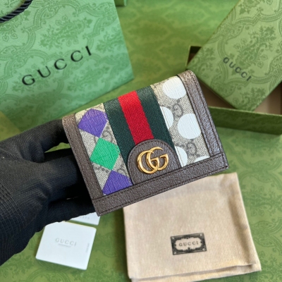 GUCCI古馳 這款單品是Gucci Parade精選中的一款驚豔之作，採用繽紛亮麗的幾何圖案，令人聯想起騎師們氣宇軒昂的制服。取名靈感源自馬場的沙圈或賽前鞍具著裝場。賽前，馬匹會在此跑動熱身，以便觀看賽馬的觀眾挑選心中贏家