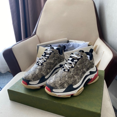 Gucci古馳 Gucci x Balenciage Triple S 巴黎世家聯名情侶款老爹鞋，純原正確版本，兩大品牌都運用了自己獨有元素，Triple S經典運動老爹鞋相信大家都不陌生，早已被大家秀盡各大網圈，首發原底八層組合大底，首家