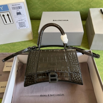 Gucci古馳 全網首發BALENCIAGA × GUCCI 聯名在GUCCI誕辰百年之際發佈了全新“Aria-時尚詠歎調”系列兩個品牌的經典款式和鱷魚全皮的結合，非常驚喜！型號：5935461。尺寸：23*15*10cm