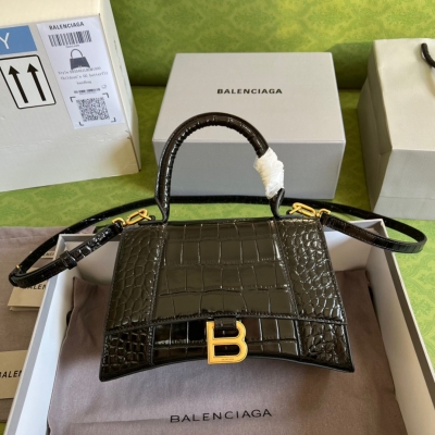 Gucci古馳 全網首發BALENCIAGA × GUCCI 聯名在GUCCI誕辰百年之際發佈了全新“Aria-時尚詠歎調”系列兩個品牌的經典款式和鱷魚全皮的結合，非常驚喜！型號：5935461。尺寸：23*15*10cm