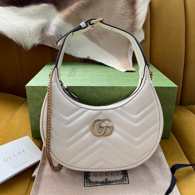 GUCCI古馳 原廠皮 Gucci 699514復古元素糅合典藏設計或時尚細節呈現超越時空限制的煥新設計。處處呈現品牌對於過往歷史的深深迷戀這款小巧配飾也不例外。材質採用專櫃質感柔軟天然顆粒飽滿牛皮與市面高級光滑亮面古銅五金