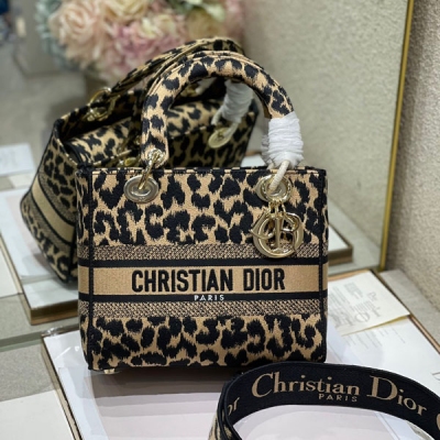 Dior迪奧 CD 黃色豹紋刺繡戴妃 LADY刺繡戴妃包“CHRISTIAN DIOR”標誌時尚而柔美。飾以標誌性“D.I.O.R.”吊飾，為精美的輪廓增添一分靈動。搭配大號可拆卸雙面刺繡肩帶，可隨心選擇背挎方式。可拆卸雙面刺繡寬肩帶，內部