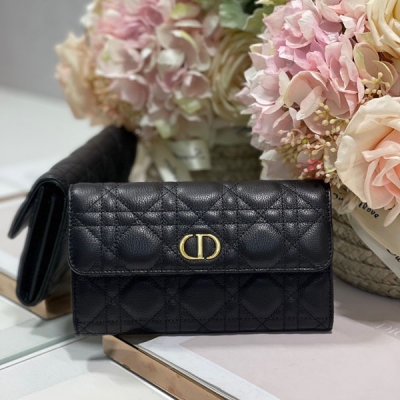 Dior迪奧 這款 Dior Caro 錢包，是一款精巧實用的配飾。採用內外全皮精心製作，飾以標誌性的藤格紋緝麵線。放手機，收納銀行卡，鑰匙扣 正面飾以“CD”標誌 3 個隔層，其中 1 個帶拉鍊 6 個卡槽 尺寸：19×10.7×2.5c