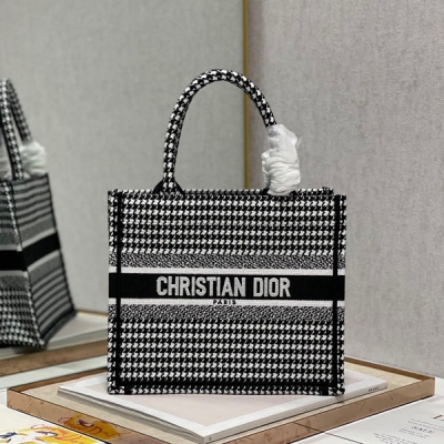 Dior迪奧 千鳥格 新尺寸 Dior Mini Book tote 復古又時髦的凹造型單品 精湛的刺繡工藝完美呈現 隨手一搭就能給搭配帶來亮點 這款mini號太闊愛了！ 小小的包型裝點零碎的小東西也很方便呐 誰用誰時髦 稀飯高顏值的小仙女