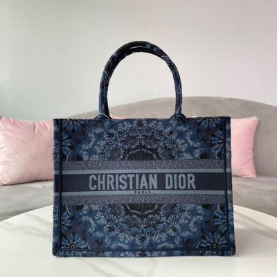 Dior迪奧 小號 BOOK TOTE 手袋 限量版藍色牛仔 Dior 萬花筒圖案刺繡 這款 Book Tote 手袋靈感來自女裝創意總監瑪麗亞·嘉茜婭·蔻麗 (Maria Grazia Chiuri)，是體現 Dior 審美的主打產品。小