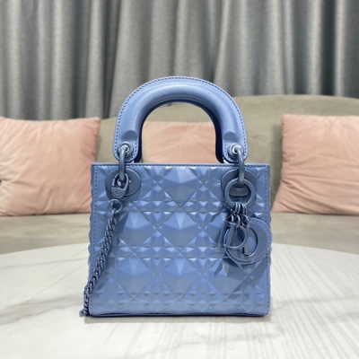 Dior迪奧 新品 迷你 LADY DIOR 手袋 丹藍牛皮革鑽石形狀藤格紋 這款 Lady Dior 手袋集中體現了 Dior 對典雅和美麗的深刻洞見。高雅經典，經久不衰。採用丹藍牛皮革精心製作，以鑽石形圖案煥新演繹 Dior 標誌性的藤