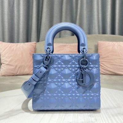 Dior迪奧 新品 小號 四格LADY DIOR MY ABCDIOR 手袋 黑色牛皮革鑽石形狀藤格紋 這款 Lady Dior My ABCDior 手袋集中體現了 Dior 對典雅和美麗的深刻洞見。採用黑色牛皮革精心製作，以鑽石形圖案煥