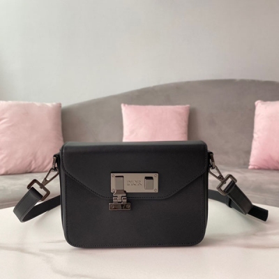 Dior迪奧 新品 信使包 黑色光滑牛皮革 這款信使包經典優雅，彰顯個性魅力。採用頭層黑色牛皮精心製作。造型硬朗，搭配金屬覆層黃銅扣環開合。內部隔層可收納各種日常用品。搭配可拆卸、可調節的皮革肩帶，可手提或肩背。黑色光滑牛皮革 金屬覆層黃銅