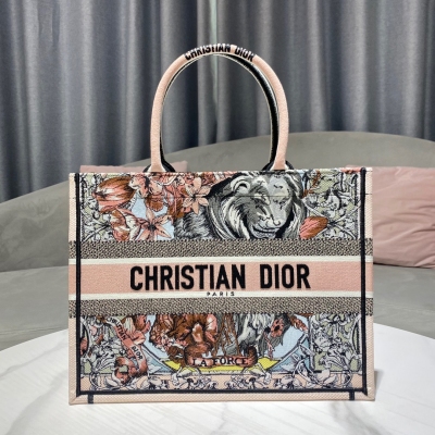 Dior迪奧 新款 BOOK TOTE 手袋 多色 La Force 圖案刺繡 這款 Book Tote 手袋由 Dior 女裝創意總監瑪麗亞·嘉茜婭·蔻麗 (Maria Grazia Chiuri) 設計，是體現 Dior 審美的主打單品