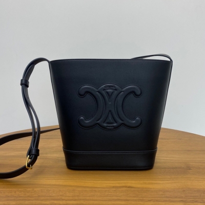 Celine 2022春夏新款CUIR水桶、採用凱旋門立體大logo更加知性成熟、牛皮材質質感很好，採用全皮上身重量較輕。肩帶可調節，斜挎單肩 包口內部有扣子可以扣、無論學生党還是寶媽、容量隨處可見的大 強烈推薦！尺寸：22×18×13cm