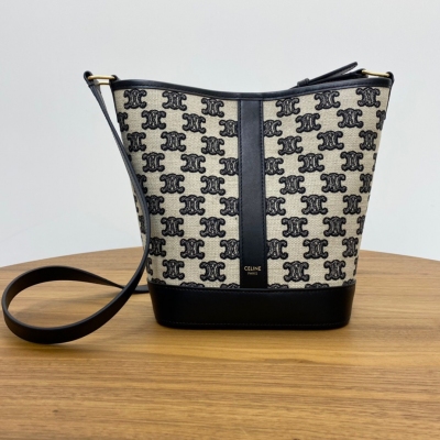 Celine TRIOMPHE FOLCO 秋冬新品 織物刺繡、牛皮革包邊，秋冬好物分享上身自用輕重、不過時 空間夠大 材質耐磨 尺寸：袋口30×底部22×寬13