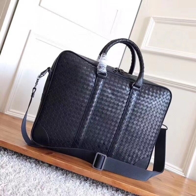 BV Bottega Veneta B家194668男士手提公事包 ，配長肩帶 採用原廠正品胎牛皮純手工編織 質感綿密有序！男士商務實用款 40x31x7cm