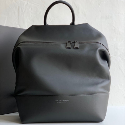 BV Bottega Veneta Backpack啞光超柔雙肩包 612064 Bottega veneta男包一如既往的有質感，簡單到極致，輕巧之餘，啞光皮革的高級感十足，小牛皮材質柔軟細膩不易變形。背膩了公事包是時候需要來一款雙肩包了