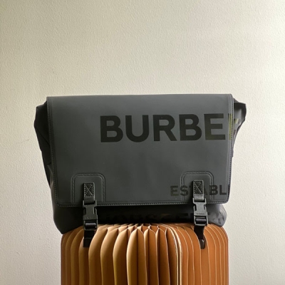 Burberry巴寶莉 黑色 大容量信使包，煥新採用塗層帆布製作。細節搭配 印花及品牌專屬標識勾扣。隨性風格設計搭配拉鍊口袋，方便攜帶隨身小物件，附帶可調式背帶，締造輕鬆背包體驗36.5 x 13.5 x 26cm