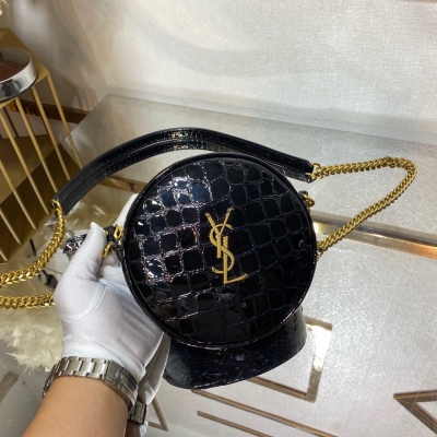 Yves Saint Laurent YSL聖羅蘭 專櫃最新VINYLE可愛小圓包登場！選用進口高品質漆皮龜紋原廠皮精心製作，表面的V型縫線充盈飽滿，五金為輕度磨砂微微做舊質感，相比起亮面五金顯得更為耐看高級！直徑17cm迷你可愛的尺寸卻足